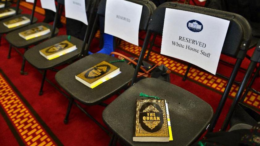 Copies of the Quran are seen on reserved chairs prior to a speech by US President Barack Obama at the Islamic Society of Baltimore on February 3, 2016 in Windsor Mill, Maryland (AFP Photo/Mandel Ngan) 