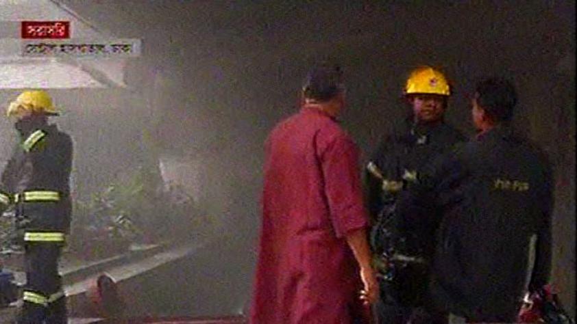  Fire fighters working to douse a fire that broke out at the basement of Central Hospital on Green Road in the capital. Photo: Star 
